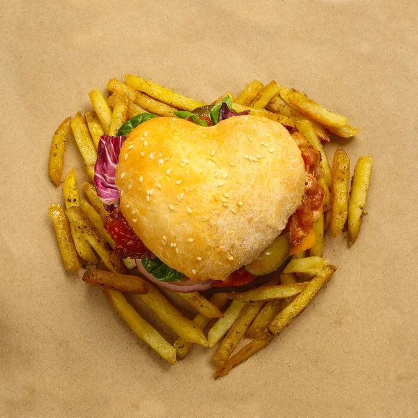 Hamburger w kształcie serca — Zdjęcie stockowe