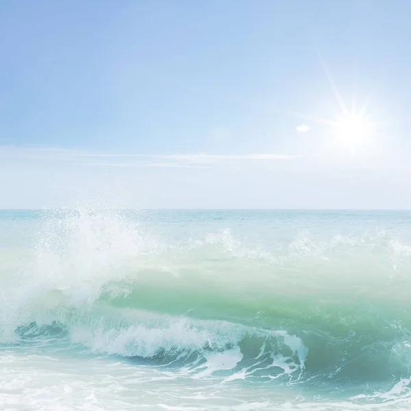 海の波のスプラッシュ — ストック写真
