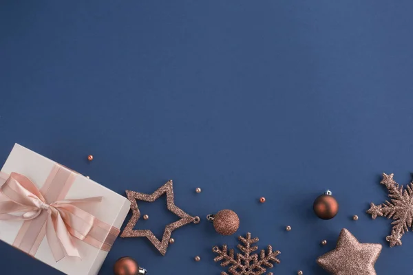 Рождественский подарок на голубом фоне — стоковое фото