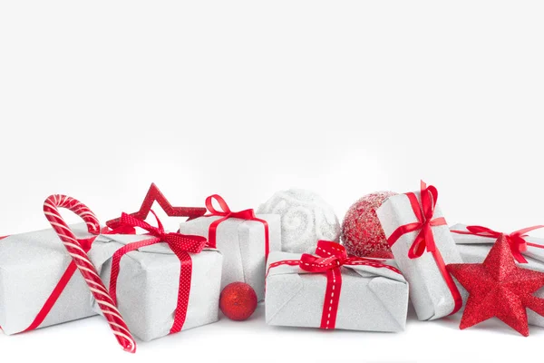 Рождественские подарки и декор — стоковое фото