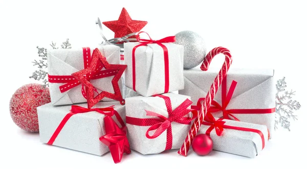 Mucchio di regali di Natale isolati — Foto Stock