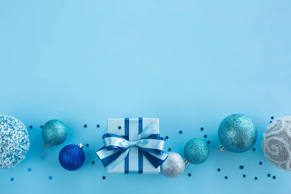 Голубой подарок на Рождество — стоковое фото