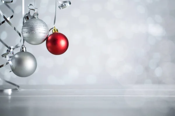 Bolas de Navidad de plata con cinta — Foto de Stock