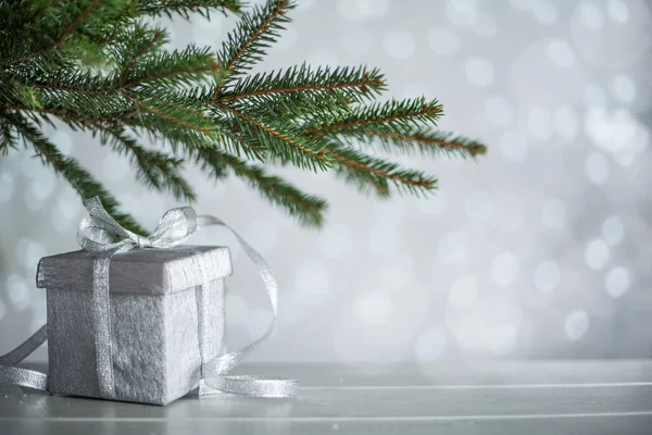 Regalo de Navidad de plata con cinta — Foto de Stock