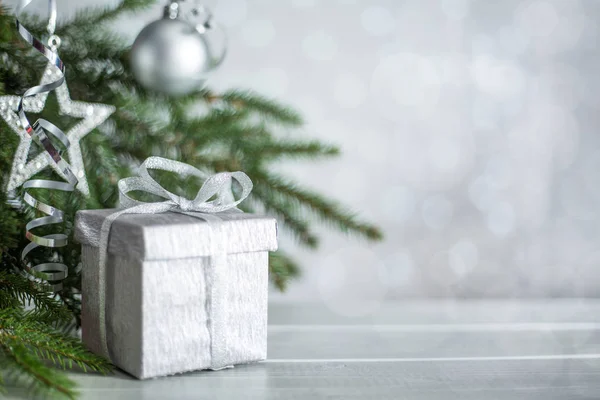 Серебряный подарок на Рождество с лентой — стоковое фото