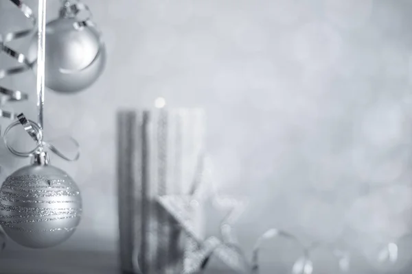 Vela de Navidad de plata con cinta — Foto de Stock