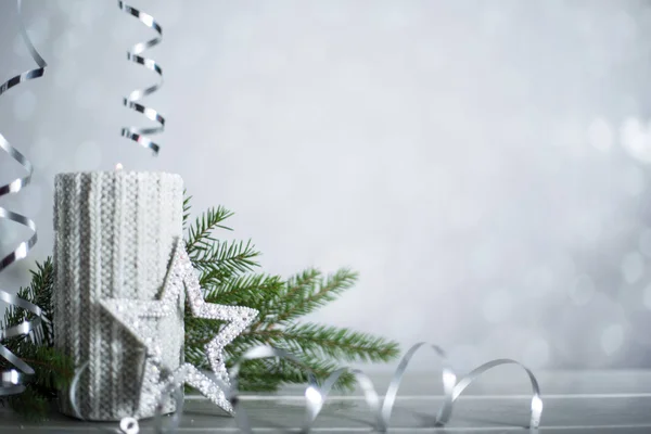 Silberne Weihnachtskerze mit Schleife — Stockfoto