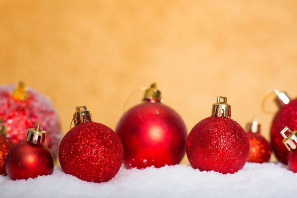 Weihnachten rote Kugeln auf Schnee — Stockfoto