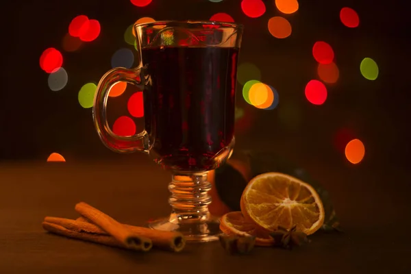 Mulled wine and holiday lights — Stock Photo, Image