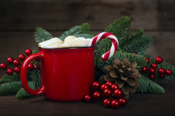 Kakao roter Becher mit Marshmallows — Stockfoto