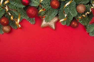 Kırmızı üzerine Noel ağacı