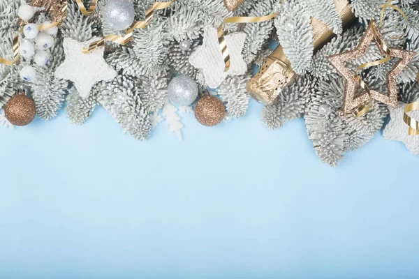 Abeto escarchado y decoración navideña — Foto de Stock
