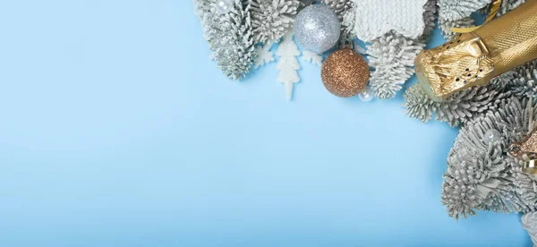 霜モミの木とクリスマスの装飾 — ストック写真