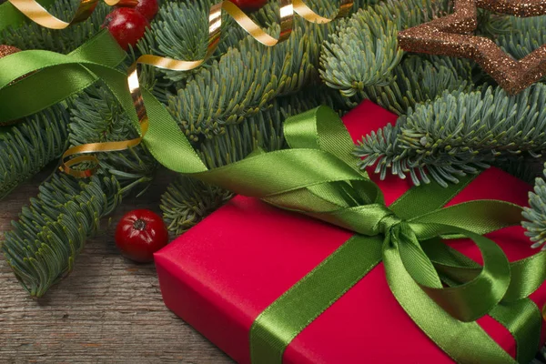 Noel hediyesi ve köknar dalları — Stok fotoğraf