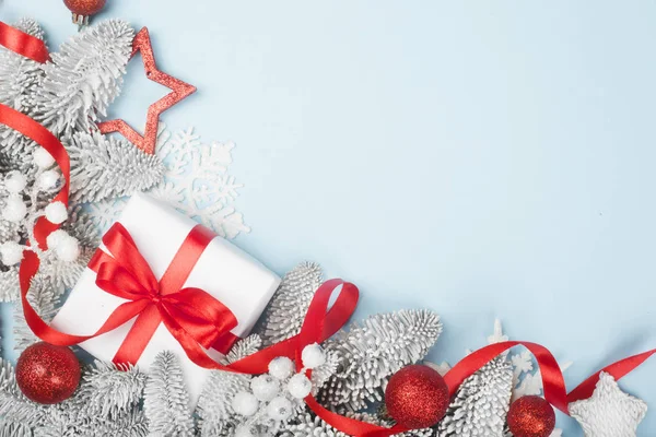 Abeto escarchado y decoración navideña —  Fotos de Stock