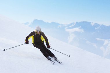 Yokuş aşağı koşan pistte alp disiplini kayakçısı