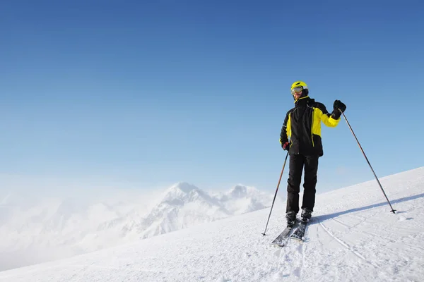 Лыжник, стоящий на склоне горы — стоковое фото
