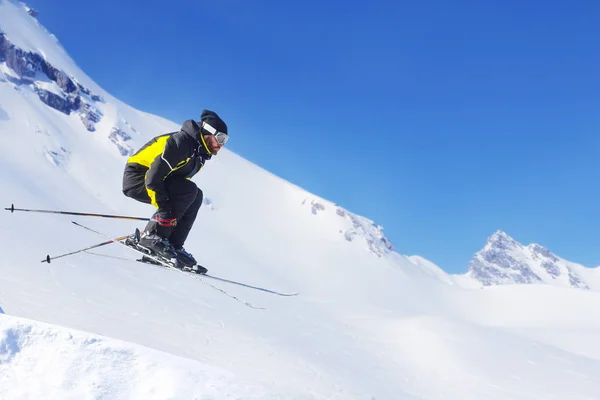 Esquiador de salto en las montañas — Foto de Stock