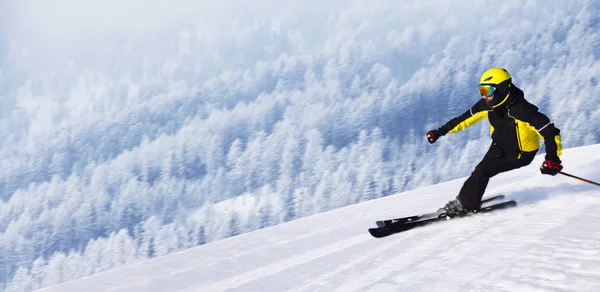 Esquiador em montanhas de inverno — Fotografia de Stock