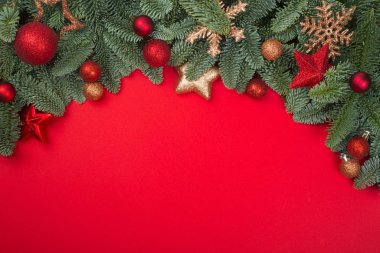 Kırmızı üzerine Noel ağacı