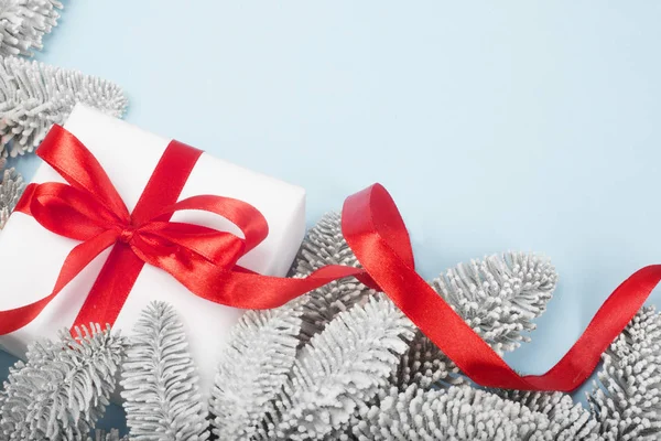 Ледяная ель и рождественский подарок — стоковое фото