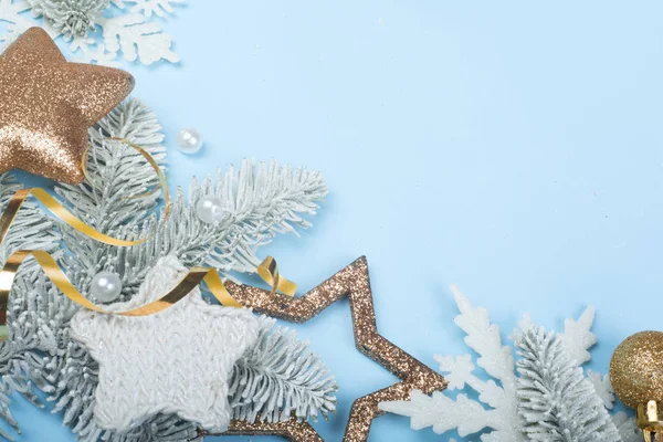 Ледяная ель и рождественский декор — стоковое фото