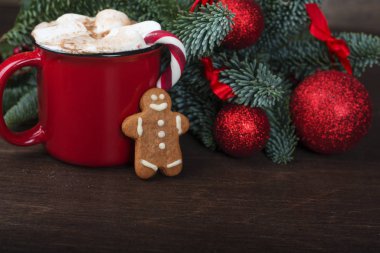 Marşmelovlu kakao kırmızısı bardak.