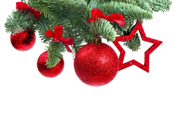 Χριστουγεννιάτικο δέντρο και κόκκινα μπιχλιμπίδια σε λευκό — Φωτογραφία Αρχείου