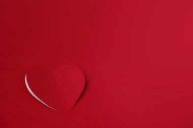 Kağıt arkaplanda kalp kesimi