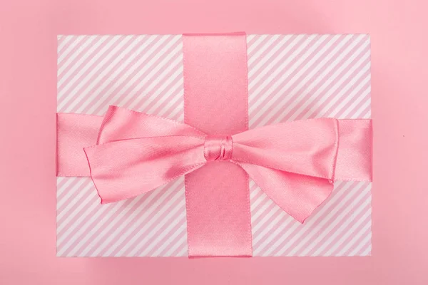 Valentines Day pink gift box — 스톡 사진