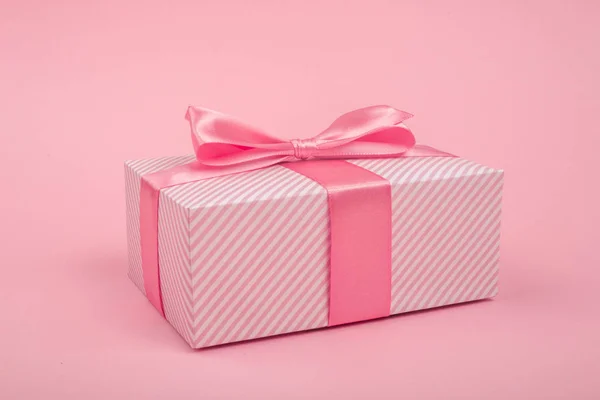 Valentines Day pink gift box — Stock Photo, Image