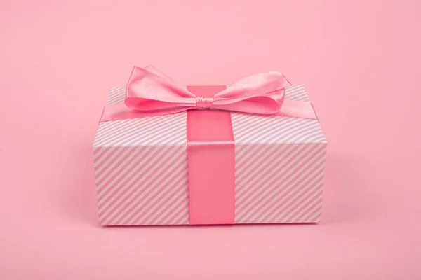Валентинів день рожевий подарунок ящик — стокове фото