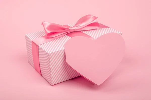 Valentijnsdag cadeau en hartkaart — Stockfoto