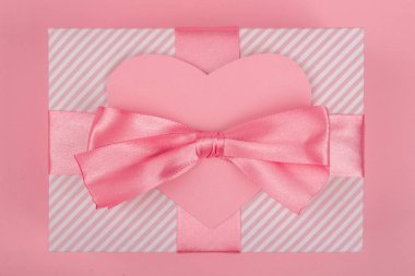 Sevgililer günü hediyesi ve kalp kartı.