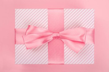 Sevgililer Günü pembe hediye kutusu