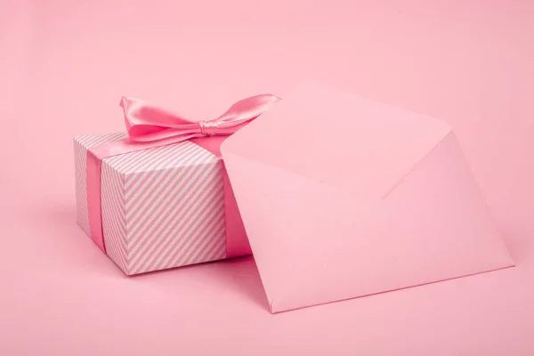 Valentine day gift and letter — Stock Photo, Image