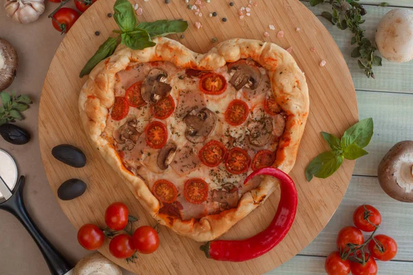 Pizza-Herz auf Holz geformt — Stockfoto