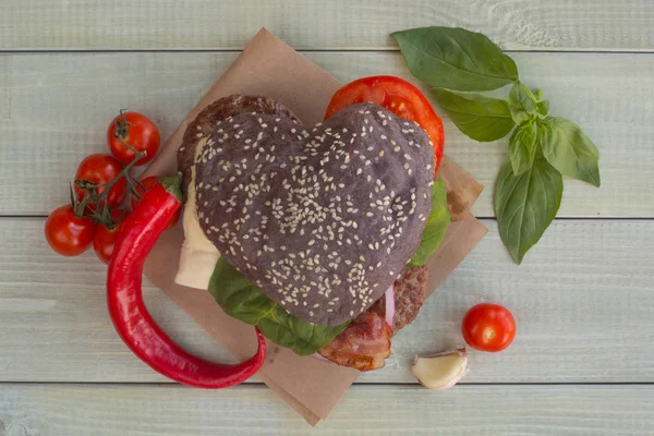 Hamburger en forme de coeur — Photo