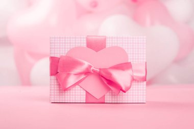 Sevgililer günü hediyesi ve kalp kartı.