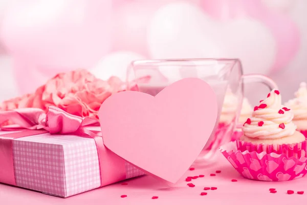Regalo de San Valentín y tarjeta de corazón —  Fotos de Stock