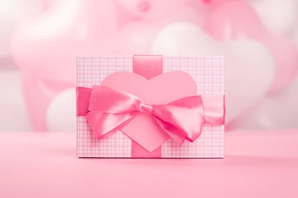 Regalo de San Valentín y tarjeta de corazón — Foto de Stock