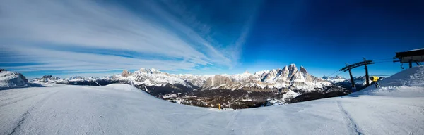 Dolomiter vinterfjäll skidort — Stockfoto