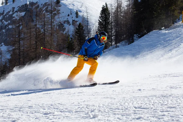 Cortina 'da yamaçta Alp kayakçısı — Stok fotoğraf