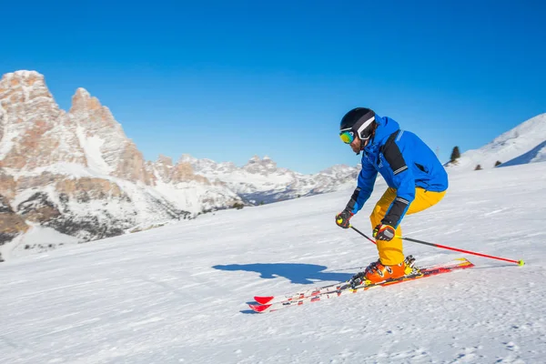 Esquiador alpino en pista en Cortina — Foto de Stock