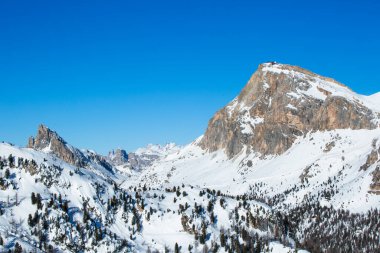 Dolomiti İtalya kışın güzel Alp Dağları ve kayak pisti Cortina d 'Ampezzo Col Gallina dağı zirveleri ünlü manzara kayak merkezi.