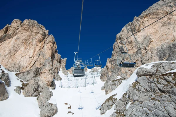 Krzesła Wyciągów Narciarskich Jasny Zimowy Dzień Dolomity Dolomiti Włochy Zimie — Zdjęcie stockowe