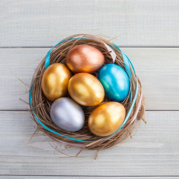 Красивый Праздничный Баннер Пасхальным Гнездом Цветными Яйцами Украшенный Лентами Светлом — стоковое фото