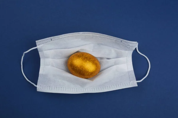 Paskalya 2020 Kavramsal Görüntüsü Koruyucu Tıbbi Maskeli Altın Paskalya Yumurtası — Stok fotoğraf