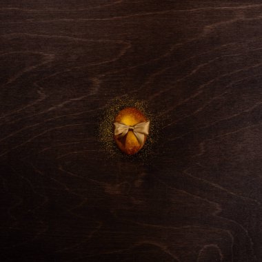 Koyu ahşap arka planda kurdeleli büyük bir Paskalya yumurtası metin için fotokopi alanı