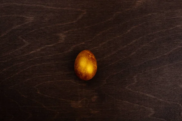 Grande Uovo Pasqua Dorato Sfondo Legno Scuro Copia Spazio Testo — Foto Stock